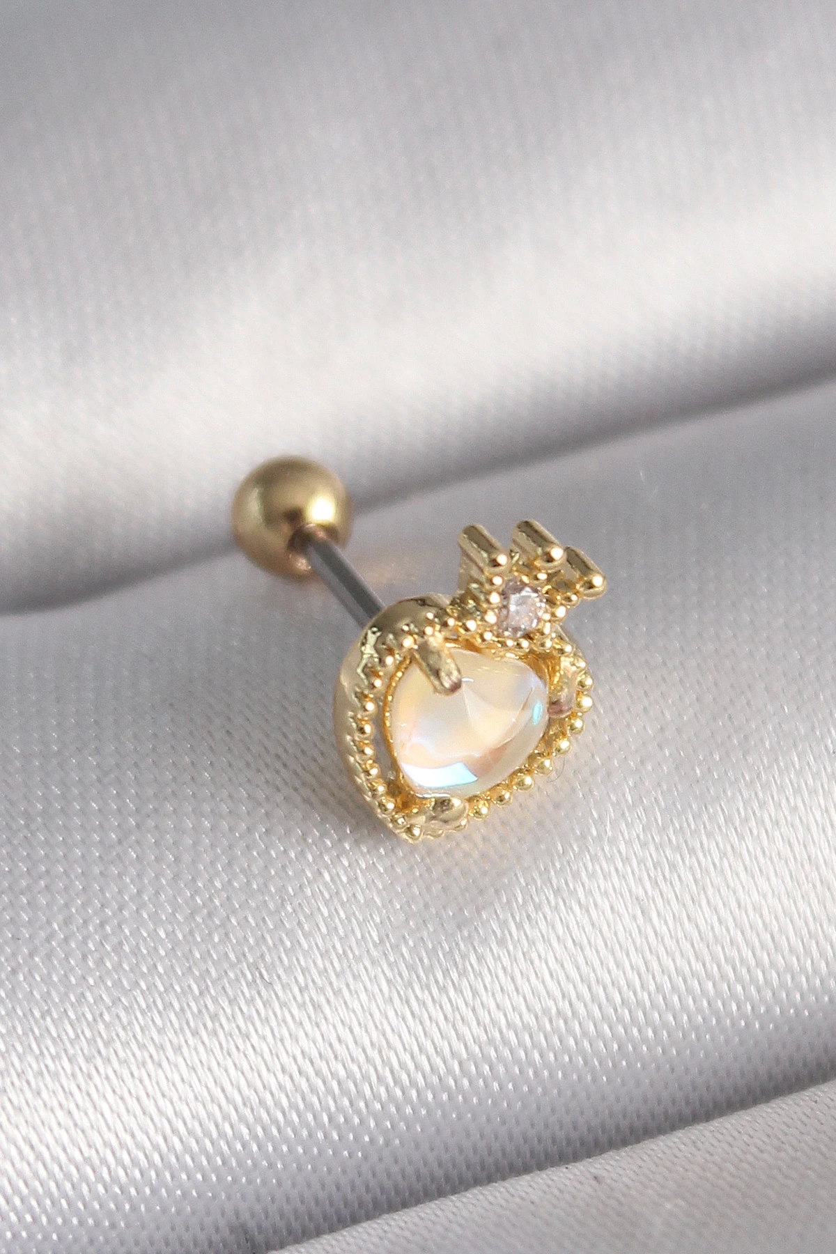 BFS 316L Çelik Gold Renk Beyaz Mineli Kalp Zirkon Taş Detaylı Taç Tragus Piercing