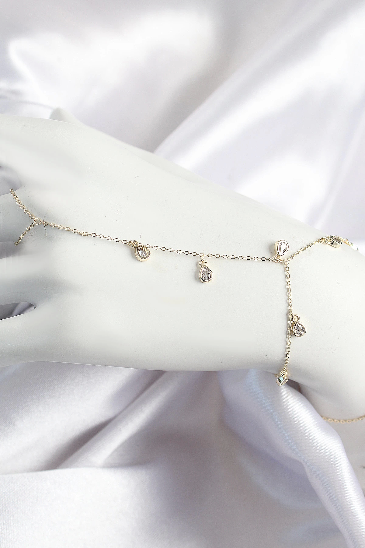 BFS Pirinç Zirkon Taşlı Sallantılı Damla Model Gold Renk Kadın Şahmeran