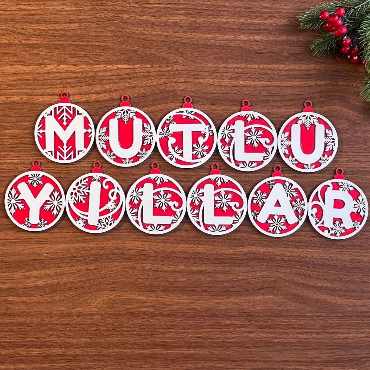 11 Harfli Kırmızı Beyaz İpli MUTLU YILLAR Yazılı Ahşap Yılbaşı Ağaç Süsü (5271)