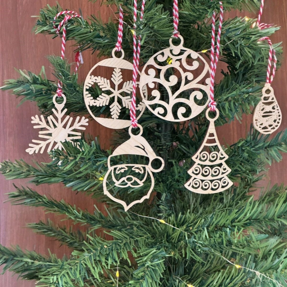 6 Parça Kırmızı Beyaz İpli Noel Babalı ve Kar Tanesi Model Ahşap Yılbaşı Ağaç Süsü (5271)