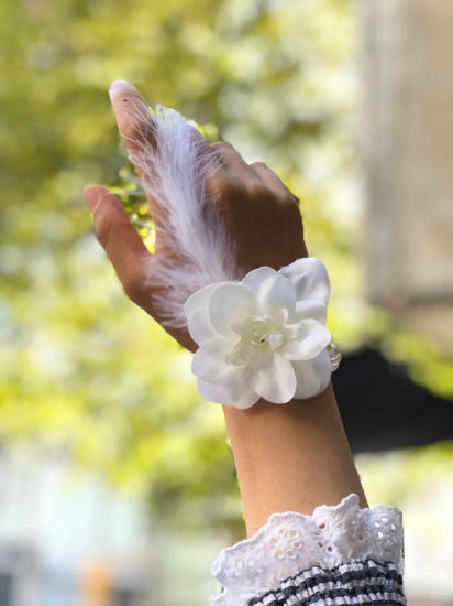 Bride to be Nedime Gelin Bilekliği Tüy ve İnci Boncuk Detaylı Beyaz Renkli Bekarlığa Veda Partisi Bilekliği 10 Adet (5271)