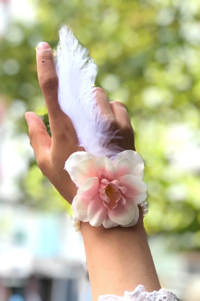 Bride to be Nedime Gelin Bilekliği Tüy ve İnci Boncuk Detaylı Somon Renkli Bekarlığa Veda Partisi Bilekliği 10 Adet (5271)