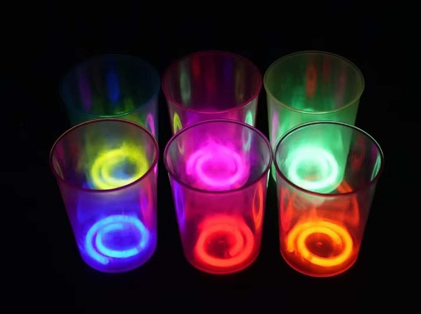Karanlıkta Yanan Gece Işığı Mega Glow Bardaklar 8 Adet 8.5 x 10.5 cm (5271)