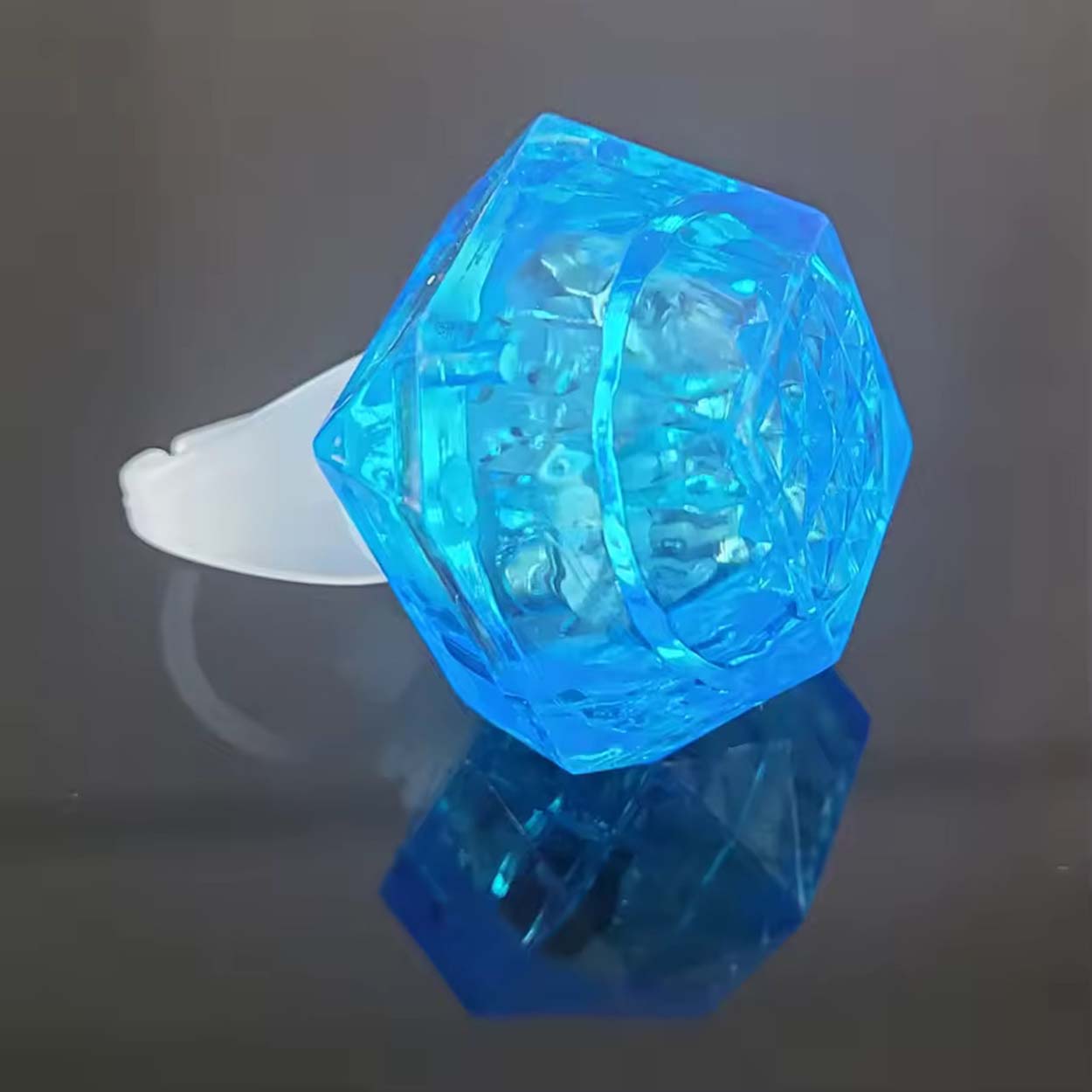 Kristal Tasarımlı Led Glow Işıklı 3 Modlu Mavi Yüzük 3.5 x 5 cm (5271)