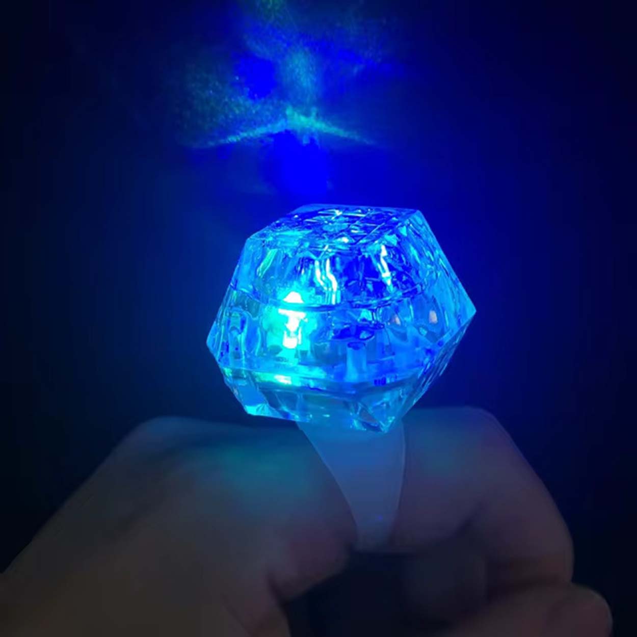 Kristal Tasarımlı Led Glow Işıklı 3 Modlu Mavi Yüzük 3.5 x 5 cm (5271) Kristal Tasarımlı Led Glow Işıklı 3 Modlu Mavi Yüzük 3.5 x 5 cm (5271)