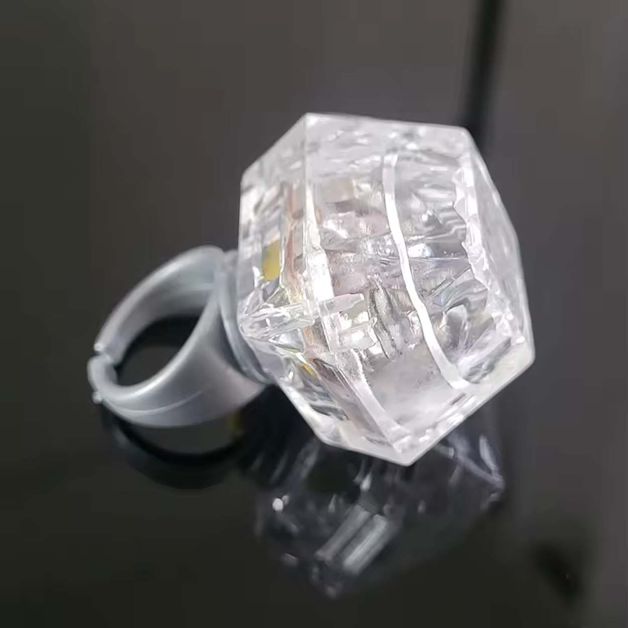 Kristal Tasarımlı Led Glow Işıklı 3 Modlu Gümüş Yüzük 3.5 x 5 cm (5271)
