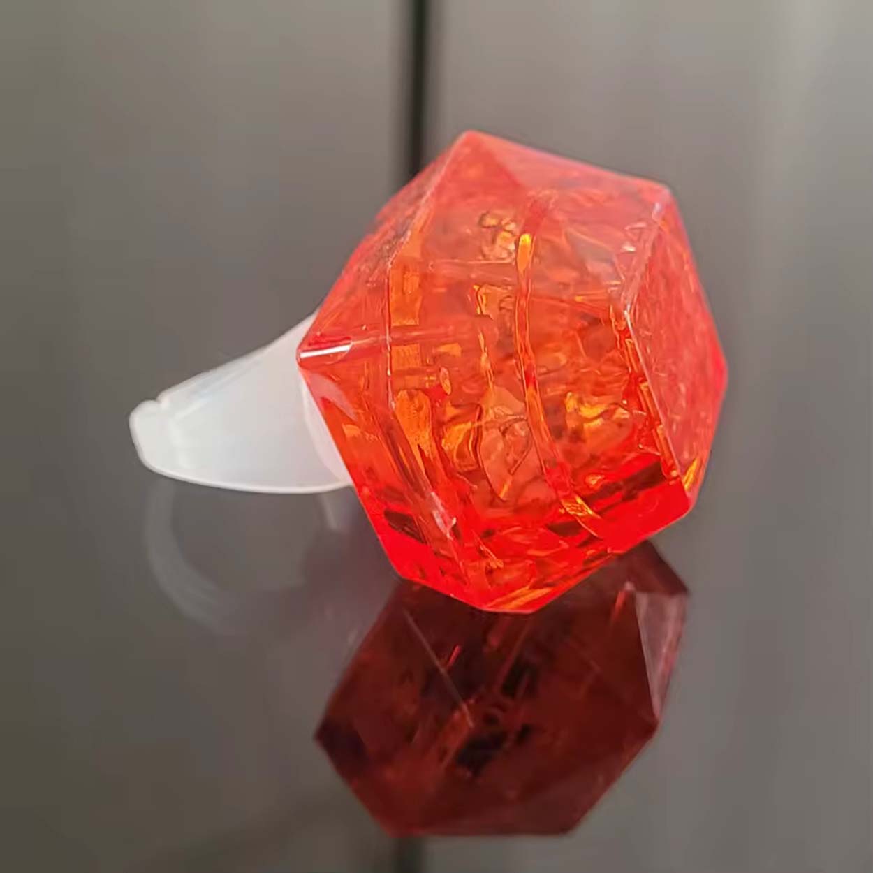 Kristal Tasarımlı Led Glow Işıklı 3 Modlu Kırmızı Yüzük 3.5 x 5 cm (5271)