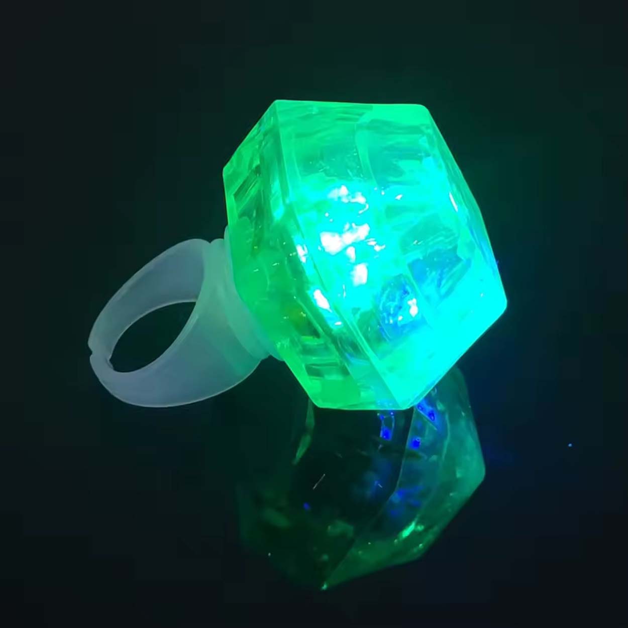 Kristal Tasarımlı Led Glow Işıklı 3 Modlu Yeşil Yüzük 3.5 x 5 cm (5271)
