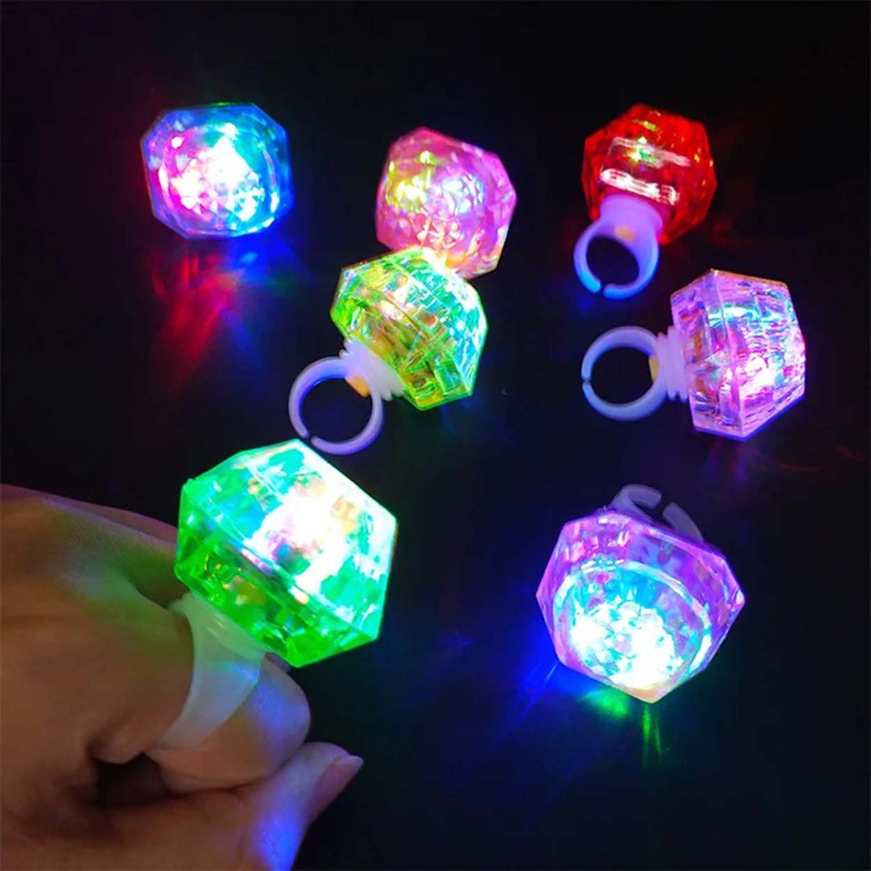 Kristal Tasarımlı Led Glow Işıklı 3 Modlu Yeşil Yüzük 3.5 x 5 cm (5271)