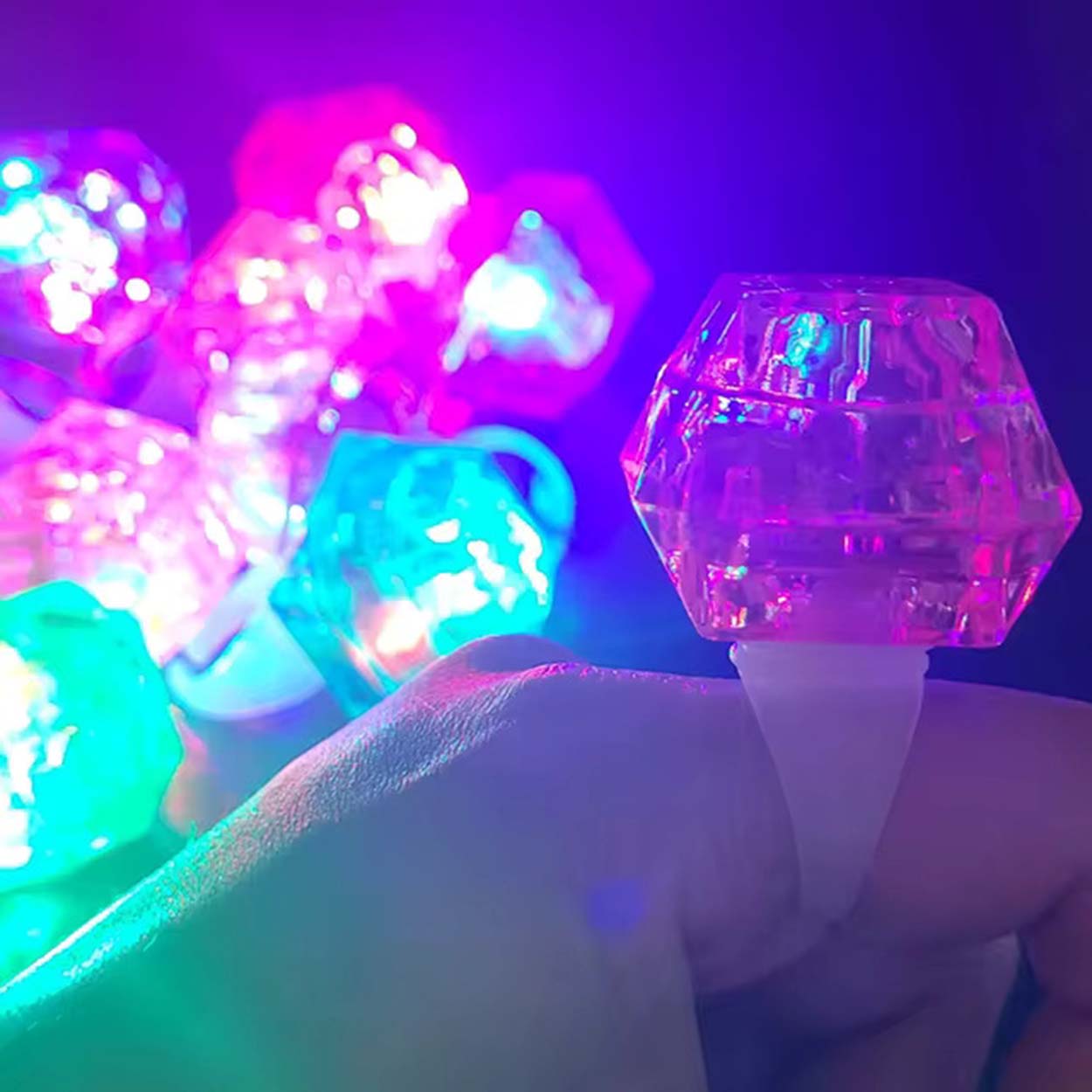 Kristal Tasarımlı Led Glow Işıklı 3 Modlu Mor Yüzük 3.5 x 5 cm (5271) Kristal Tasarımlı Led Glow Işıklı 3 Modlu Mor Yüzük 3.5 x 5 cm (5271)