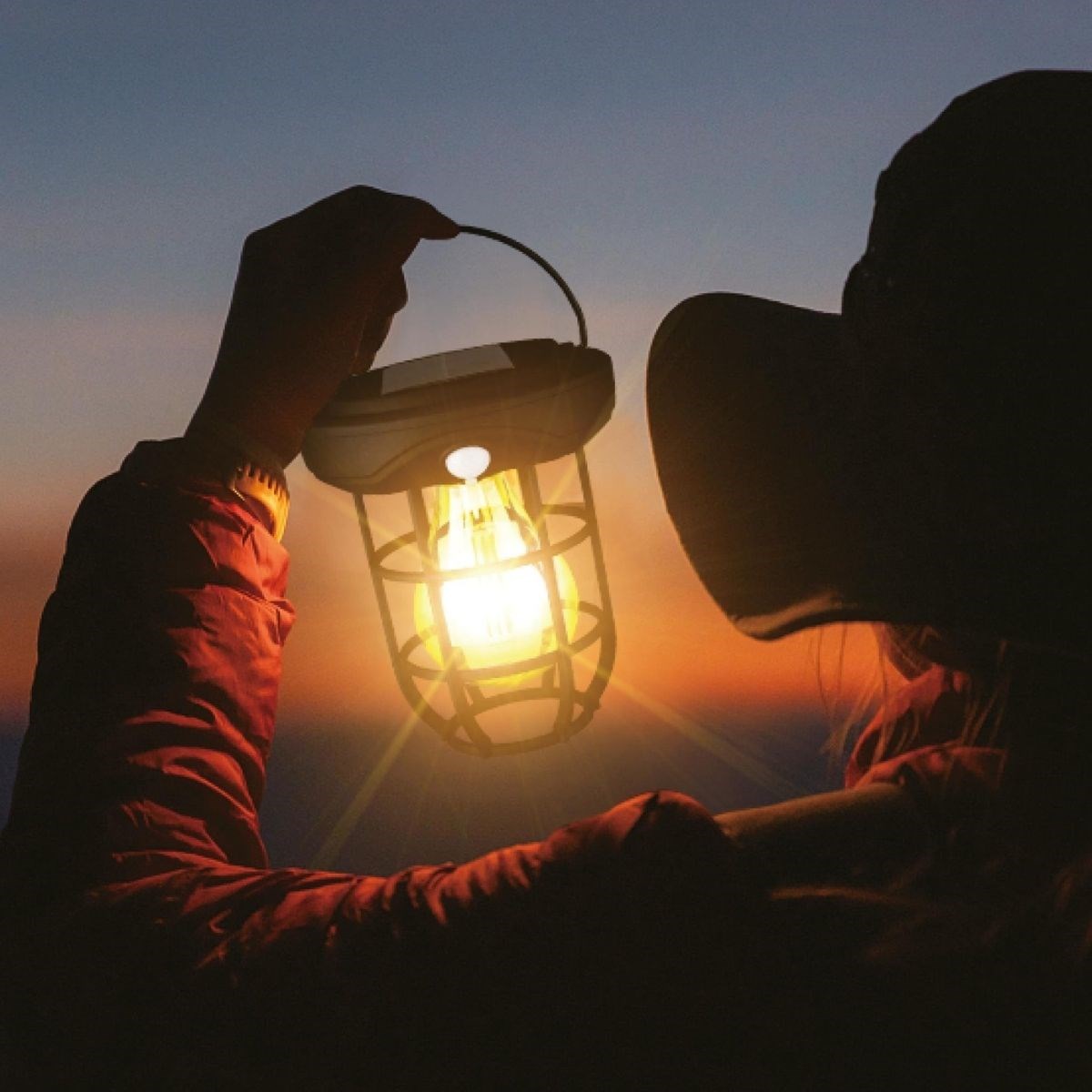 Solar Kamp Feneri – Güneş Enerjili, Otomatik Şarj ve Gece Işığı, Taşınabilir ve Asılabilir LED Dış Mekan Lamba (5271)